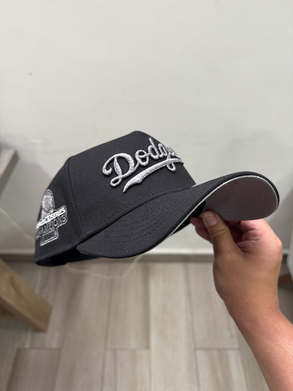 Miniatura: Negra con letras cursivas brillantes del equipo, Dodgers 2024 WS