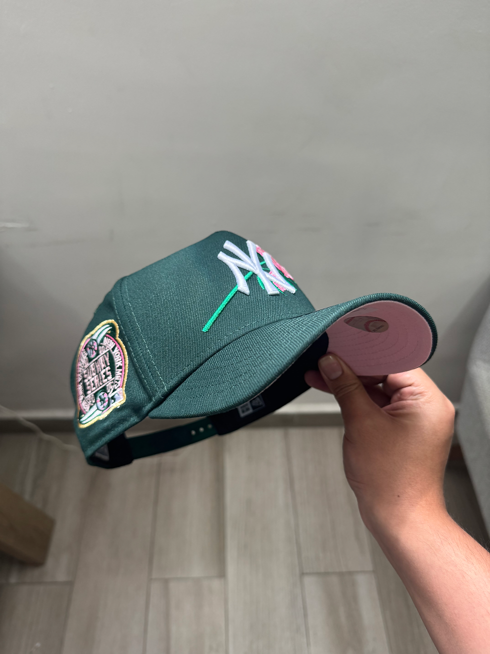 Miniatura: Verde con undervisor rosa, logo blanco con detalle de rosa, Yankees SS patch
