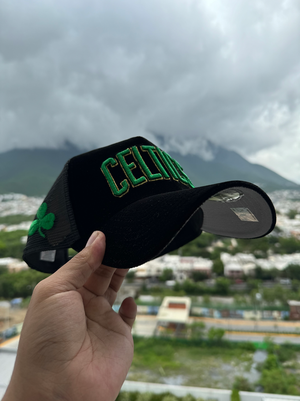Miniatura: Negra tipo trucker de tercipelo, Celtics parche de trebol
