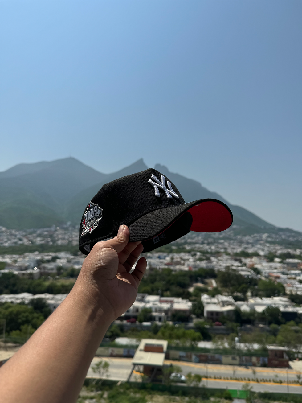 Miniatura: Negra con logo blanco, undervisor rojo, Yankees 1999 WS
