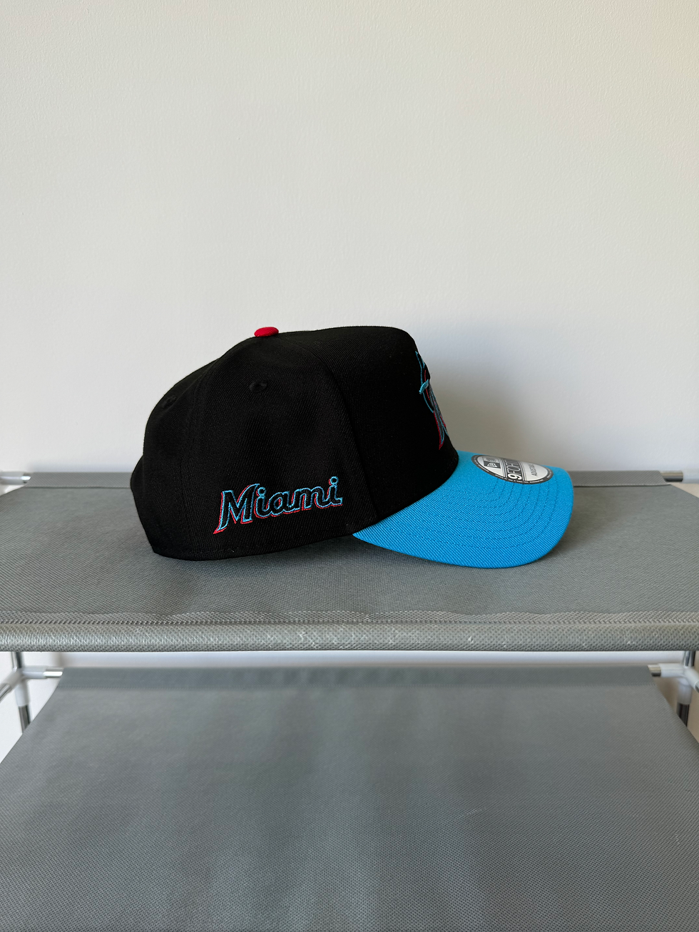 Miniatura: Negra con azul claro, Marlins parche de la ciudad.