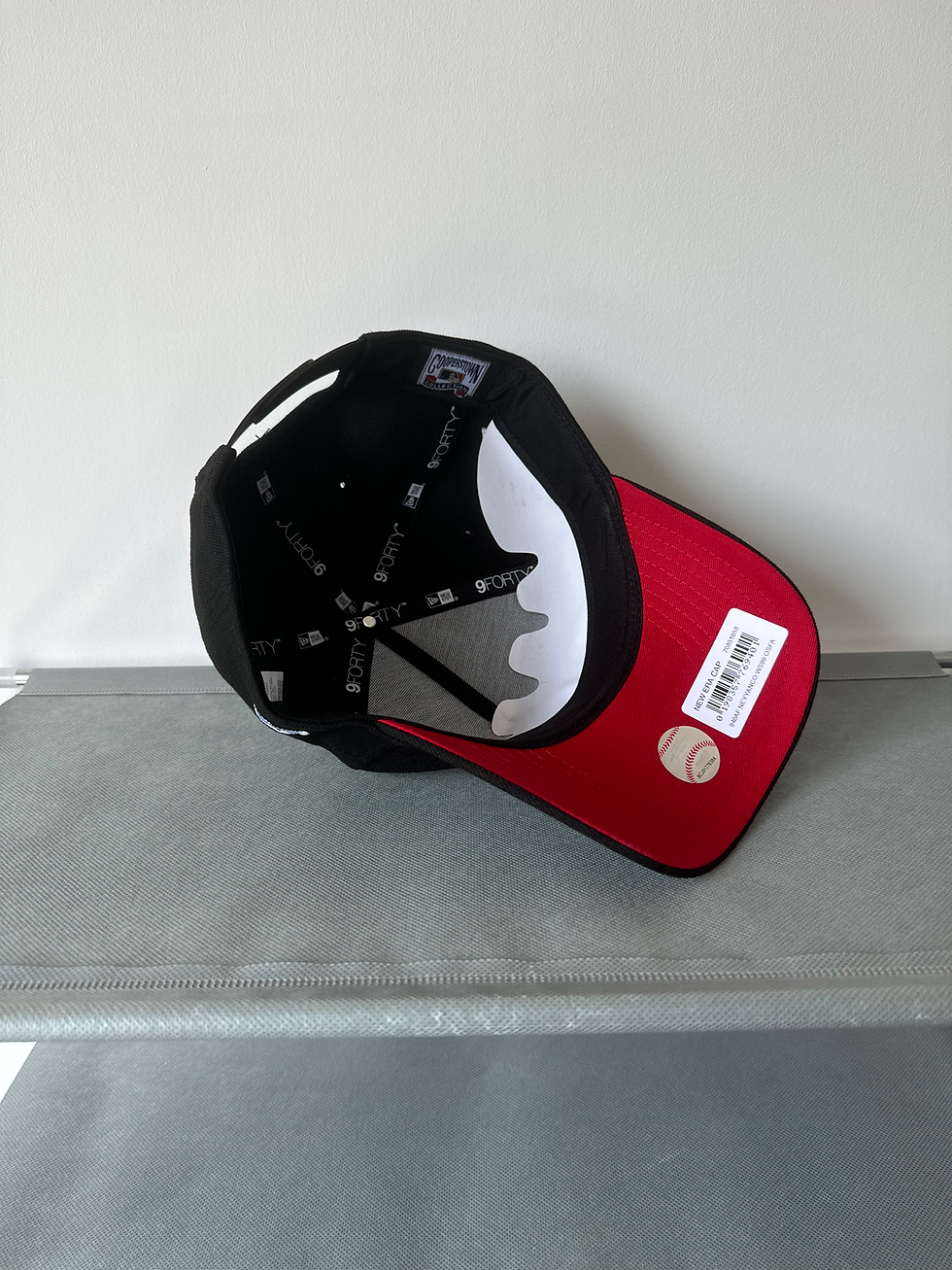 Miniatura: Negra con logo blanco, undervisor rojo, Yankees 1999 WS
