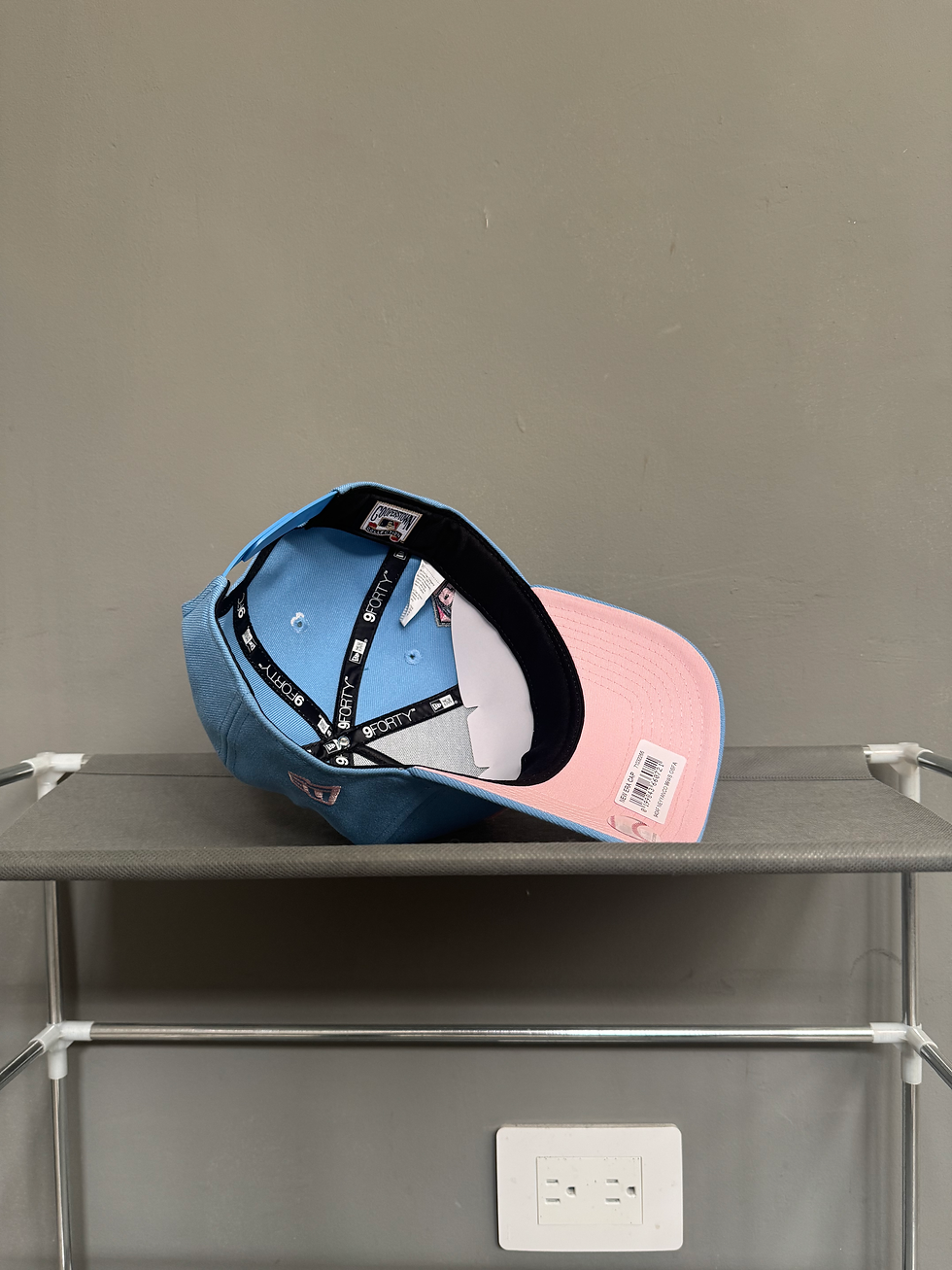 Miniatura: Azul celeste con logo y undervisor rosa, Yankees 1999 WS