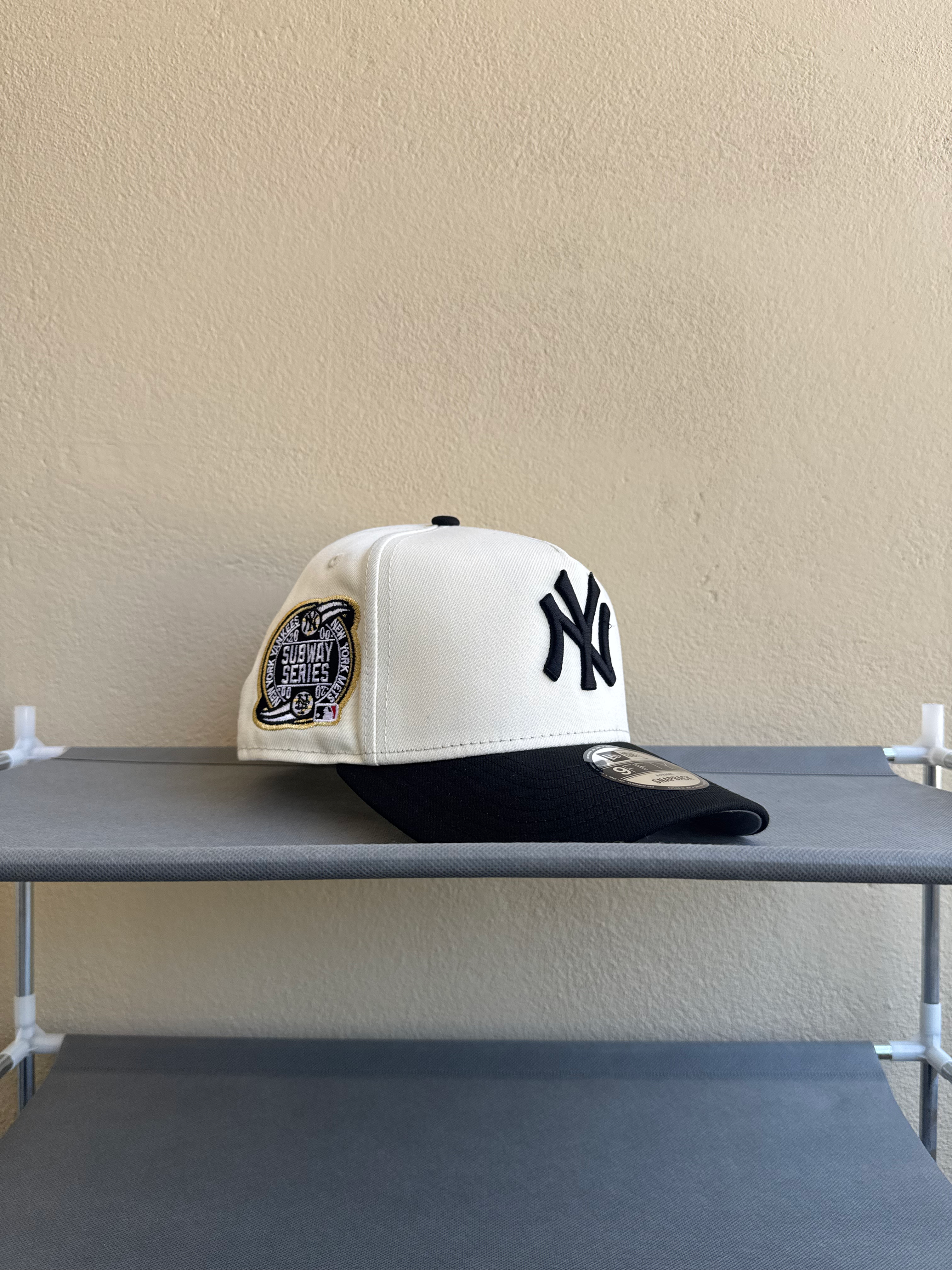 Blanca con negro 9fifty con logo negro, Subway Series Patch