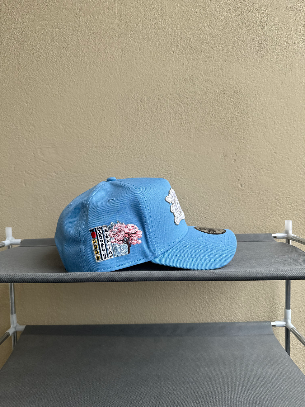 Miniatura: Azul celeste con letras japonesas plateadas, Dodgers Sakura Patch