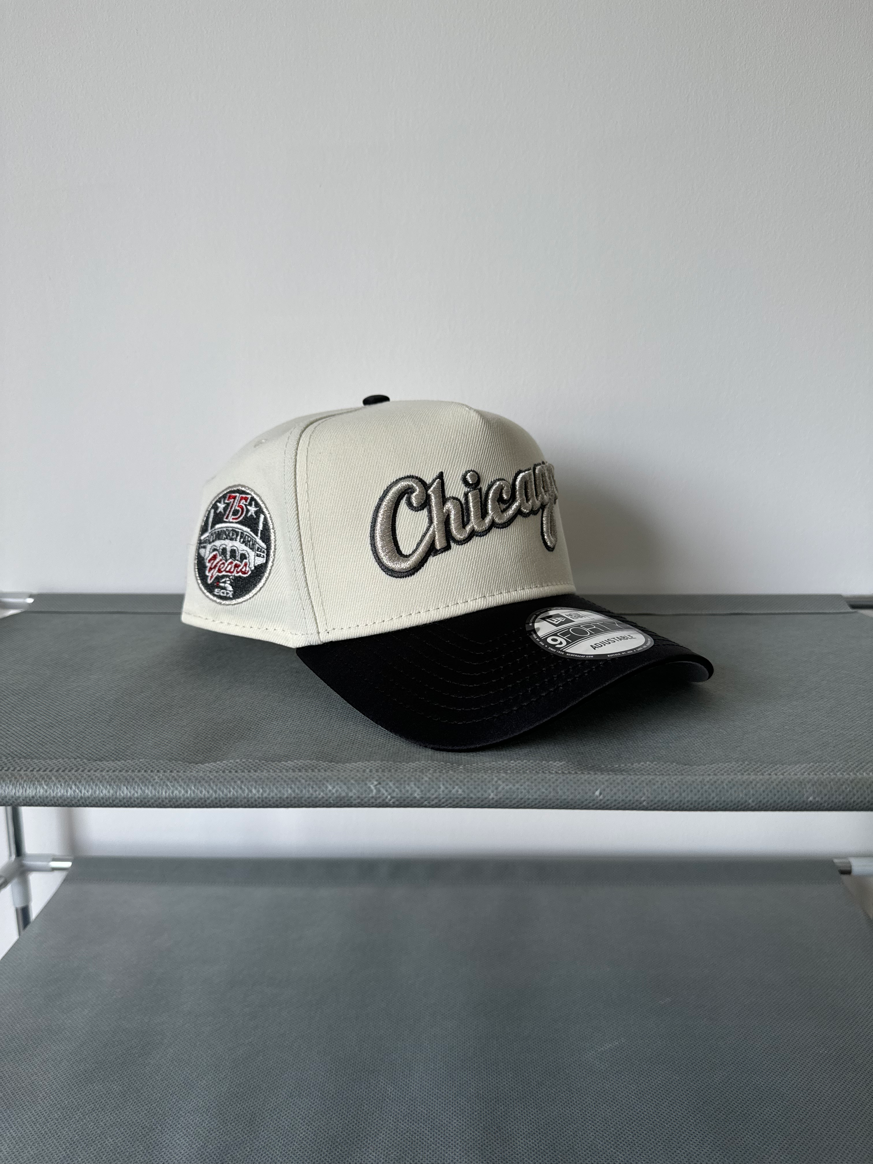 Blanca con negro satin y letras blancas de la cd, White Sox CP 75th Anniversary