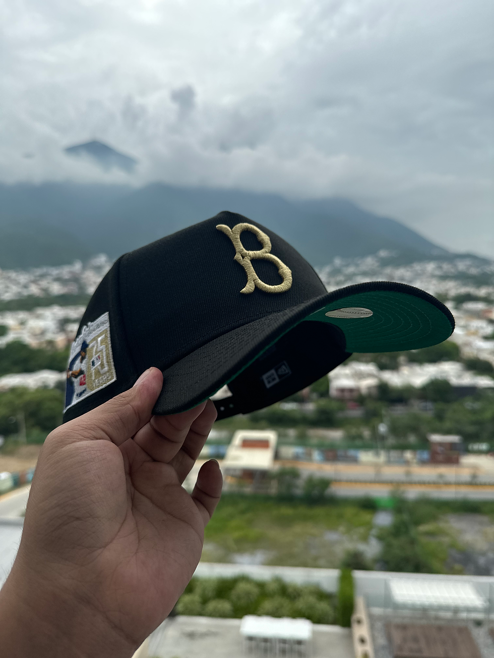 Miniatura: Negra con logo dorado, Brooklyn Dodgers Jackie Robinson 75th Anniversary