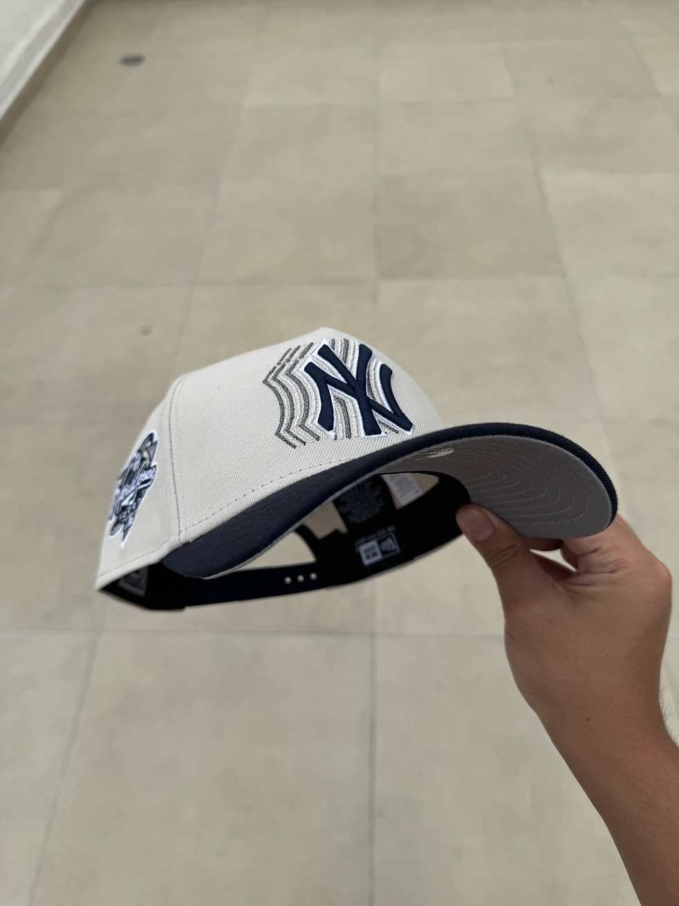 Miniatura: Gris con azul marino logo en 3D azul, Yankees 2000 WS