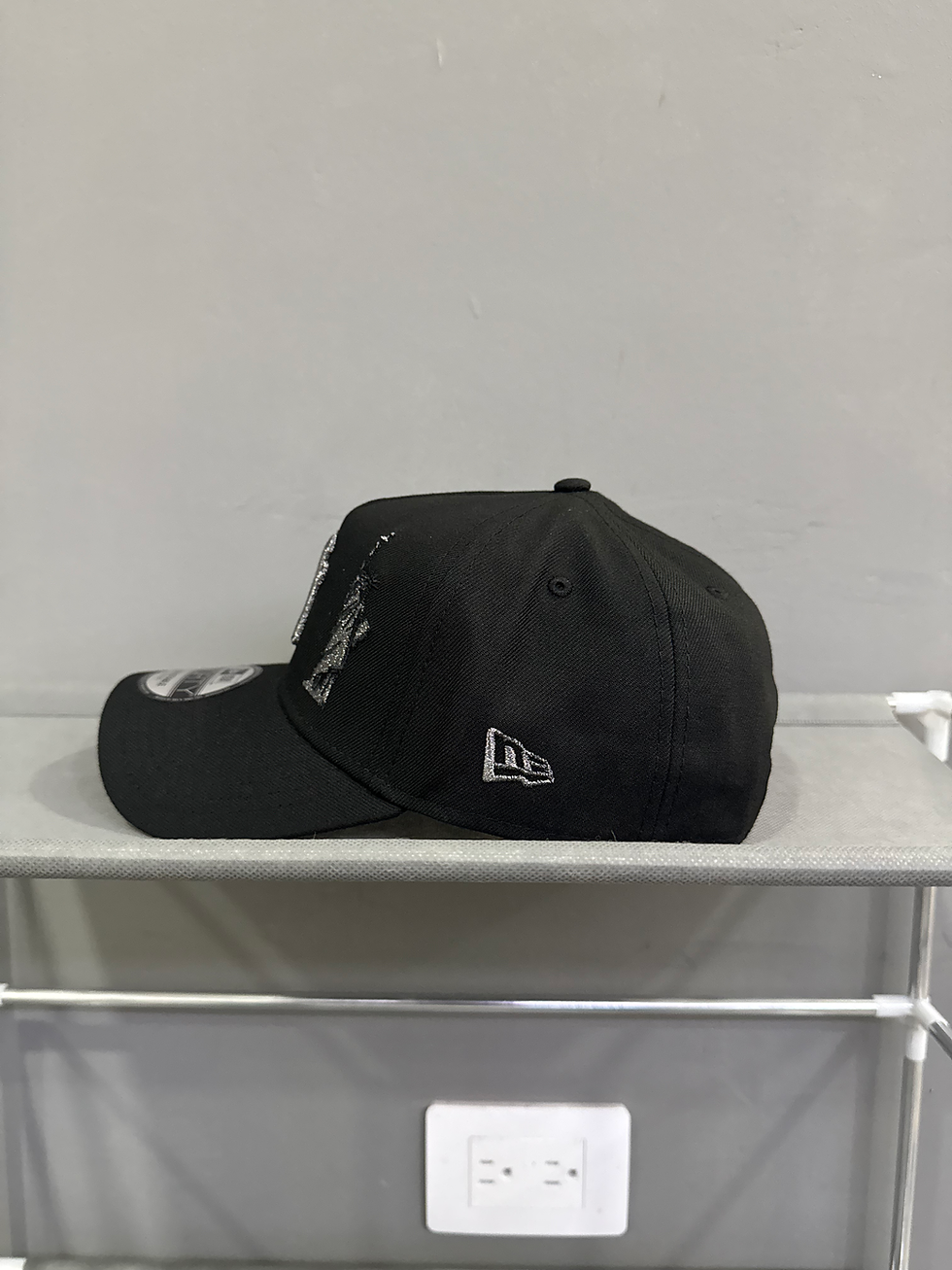 Miniatura: Negra con logo plateado brillante y detalle de estatua, Yankees Subway Series