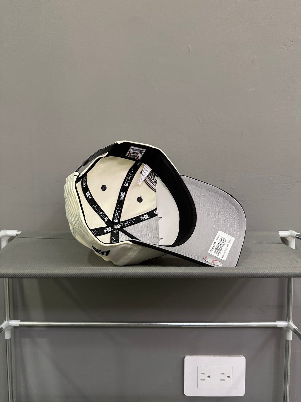 Miniatura: Blanca con negro, logo dorado y detalles de rosa grande, Mets