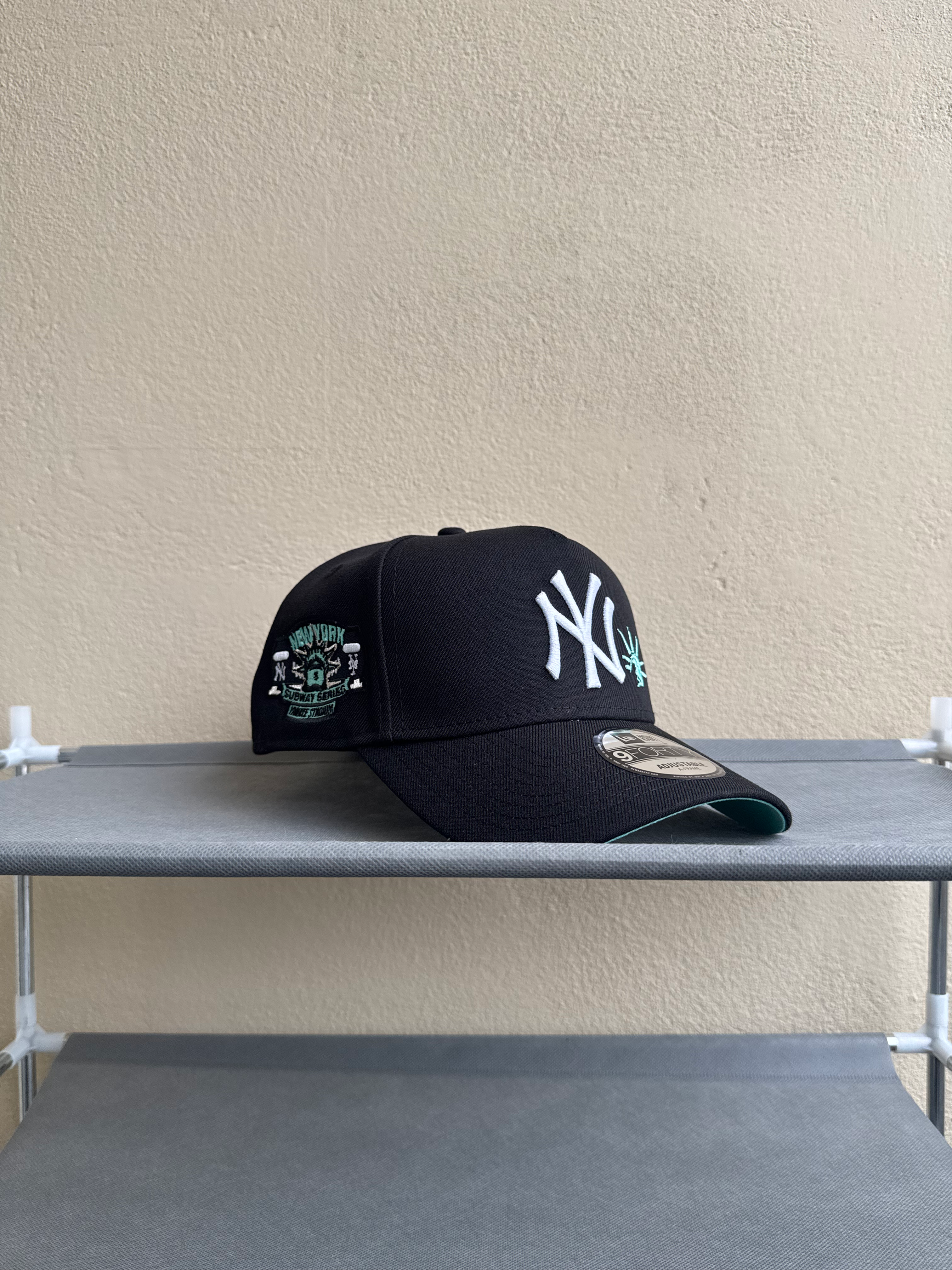 Negra con logo blanco mini detalle estatua und azul turquesa, Yankees SS Patch
