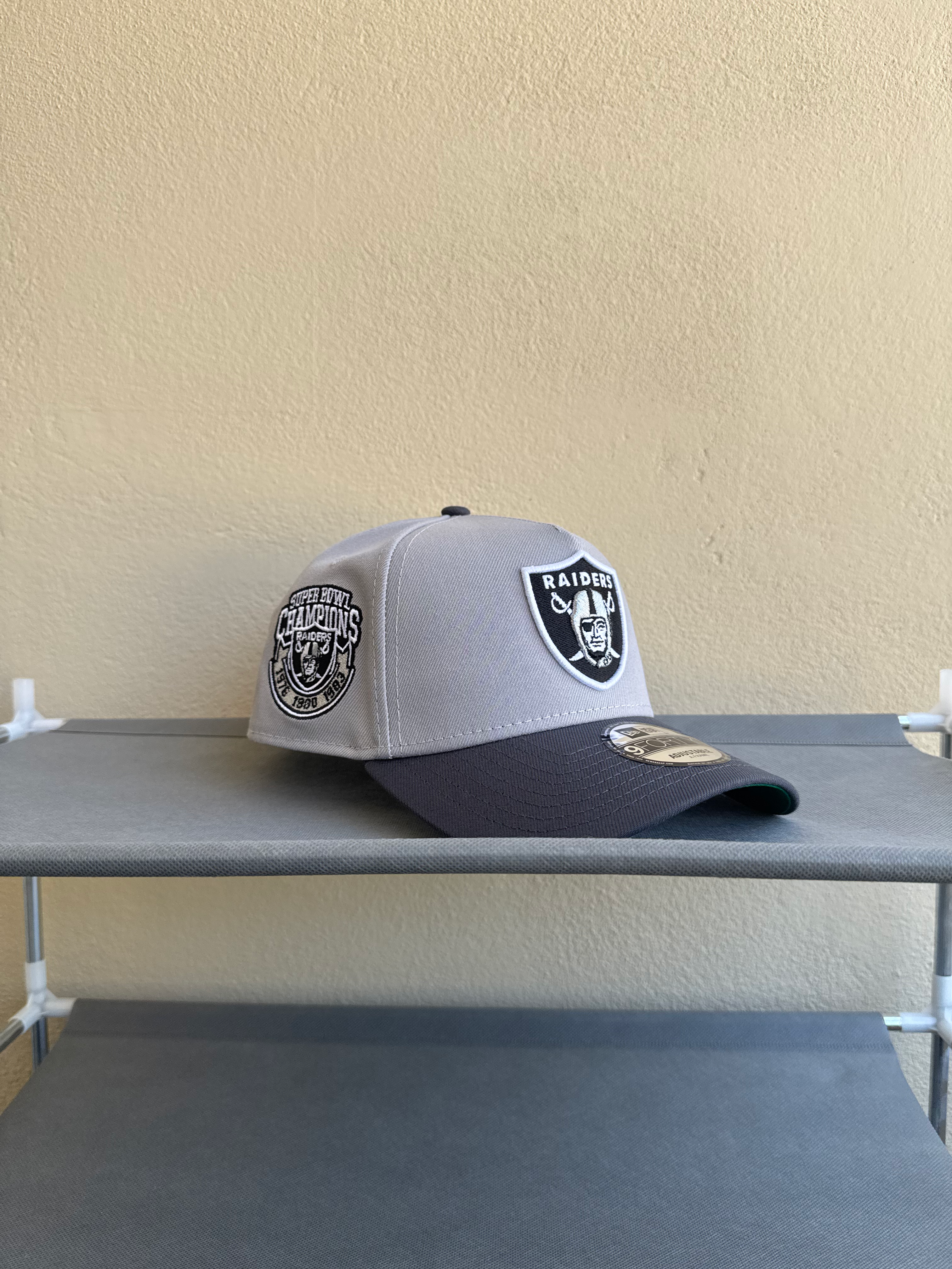 Gris con gris oscuro y undervisor verde, Raiders multichampions patch