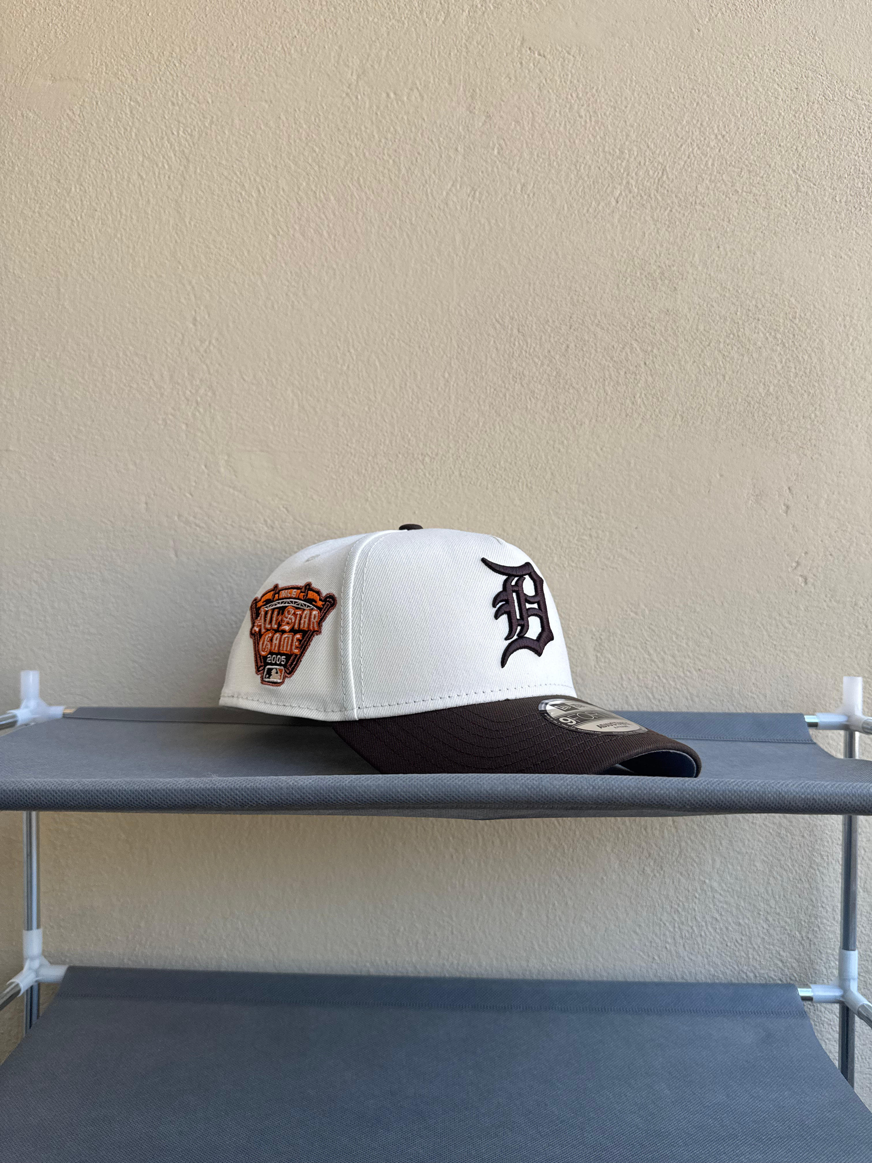 Blanca con café y logo café, Tigers ASG 2005
