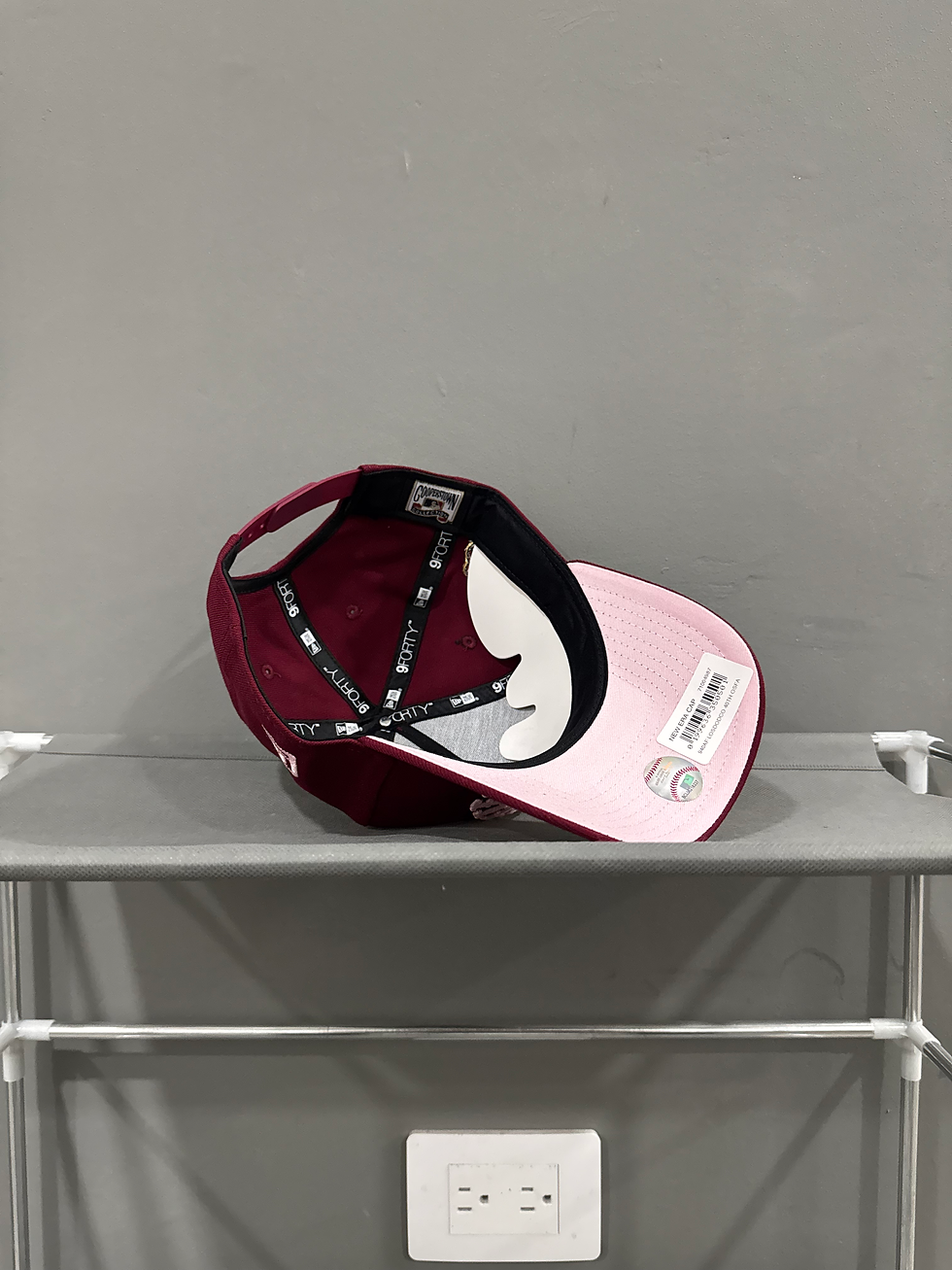 Miniatura: Roja con undervisor rosa y letras góticas diseño, Dodgers DS 40th