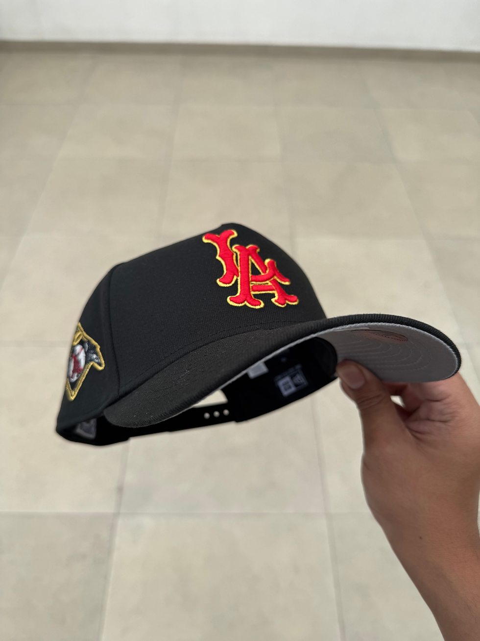 Miniatura: Negra con logo rojo LA de huesos, Angels parche LA Angels