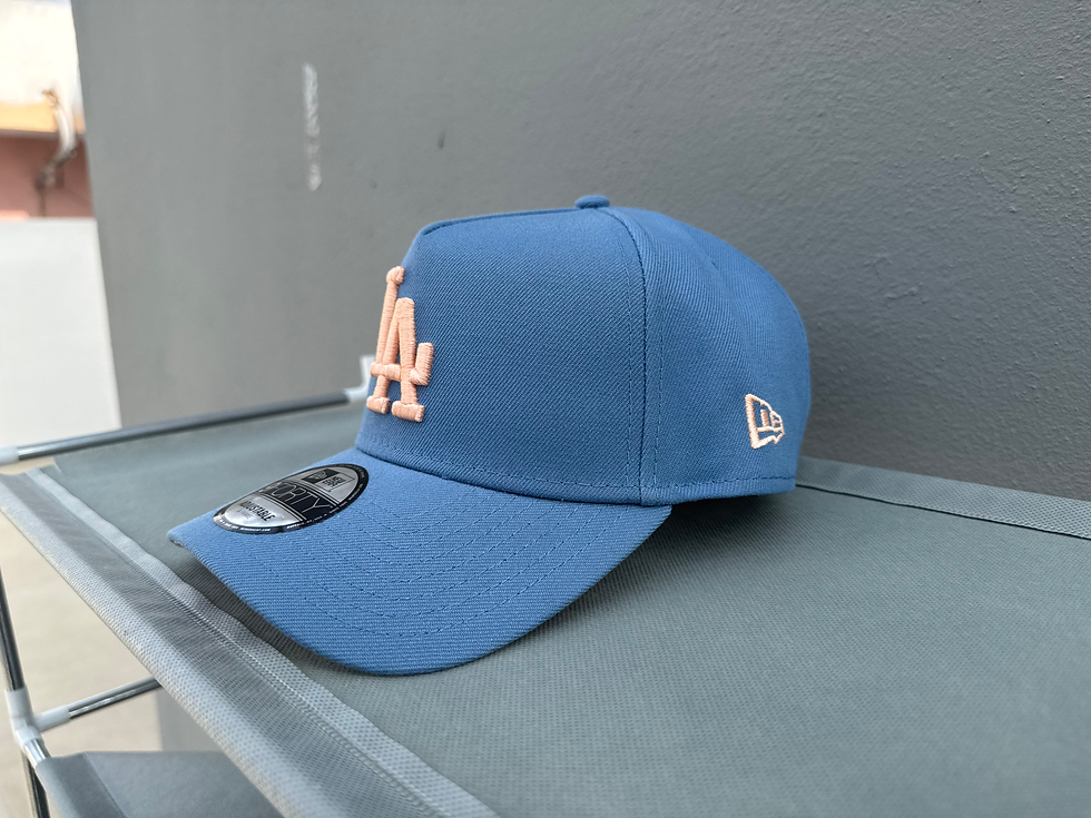 Miniatura: Azul claro con undervisor color melon, Dodgers WS 2024