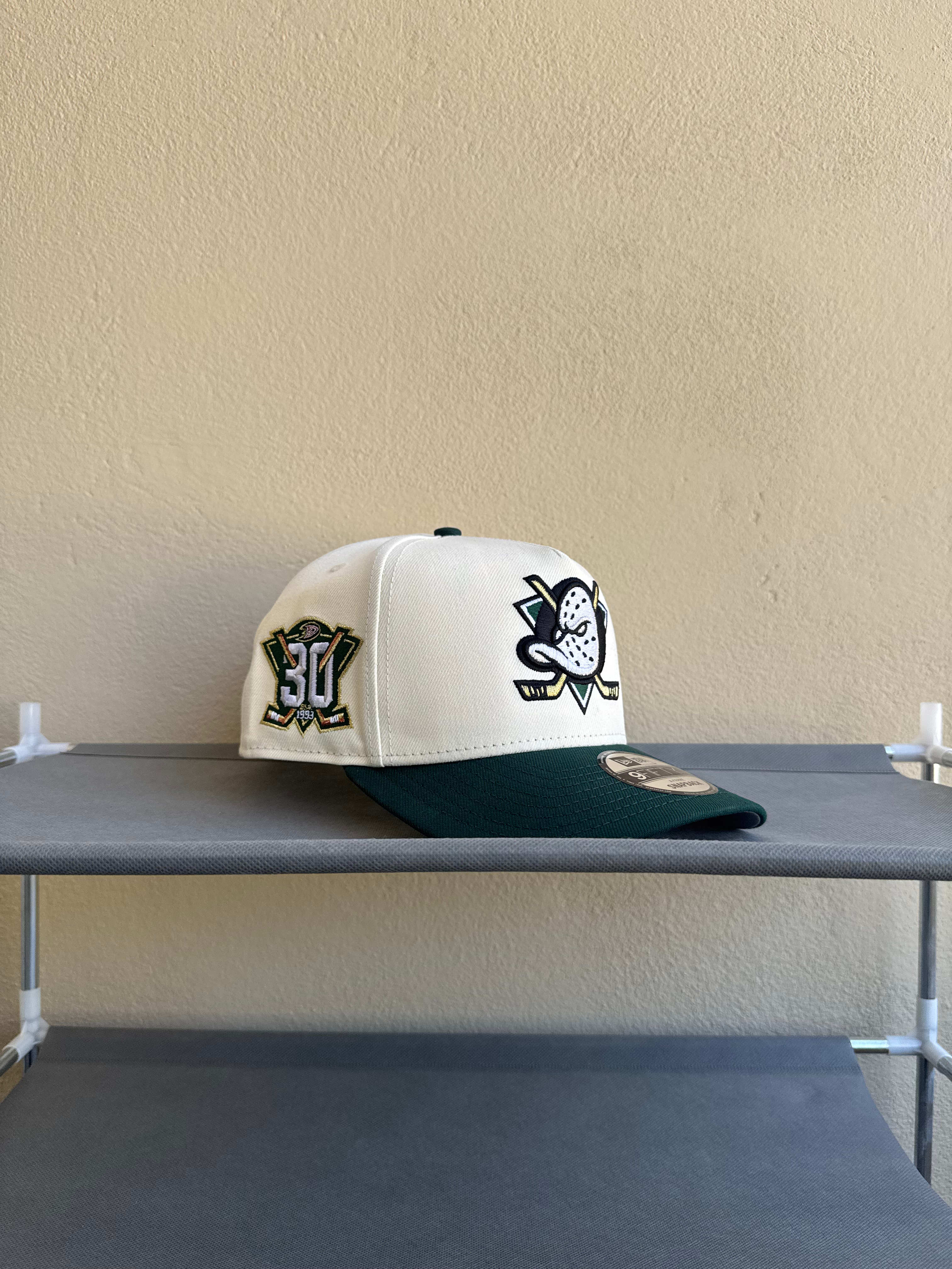 Blanca con verde 9fifty con logo clásico, Anaheim Ducks 30th