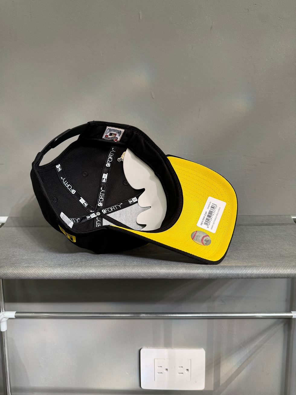 Miniatura: Negra con logo y undervisor amarillo, Tigers 2000 patch