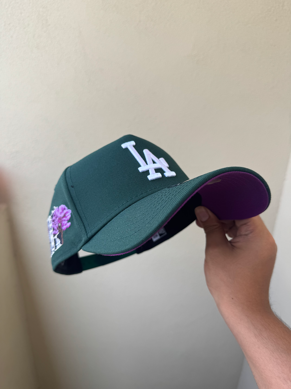 Miniatura: Verde con logo blanco clásico y undervisor morado, Dodgers Sakura Patch