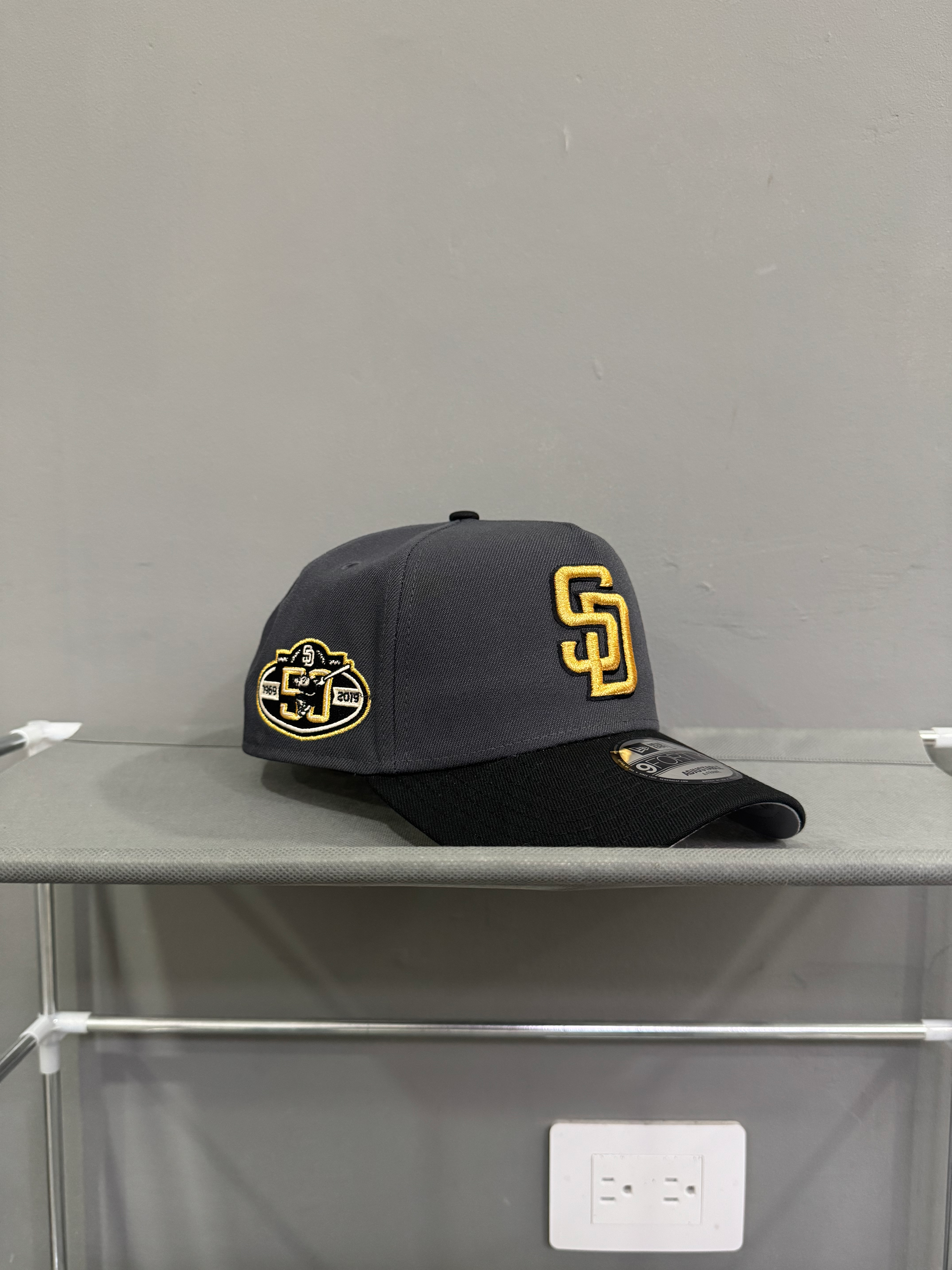 Gris con negro y logo dorado, Padres 50th