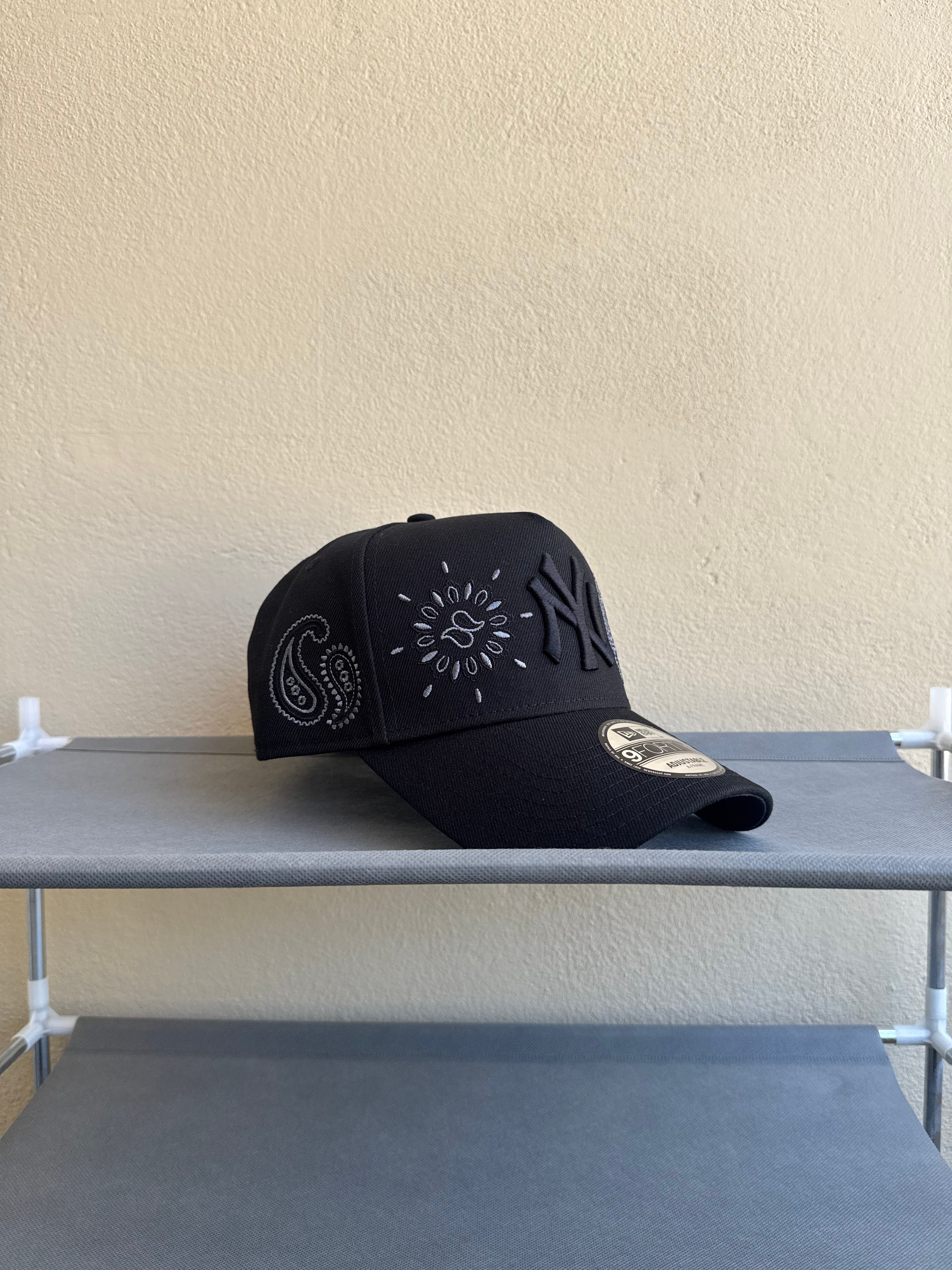 Negra con logo negro, undervisor gris oscuro y detalles bordados, Yankees