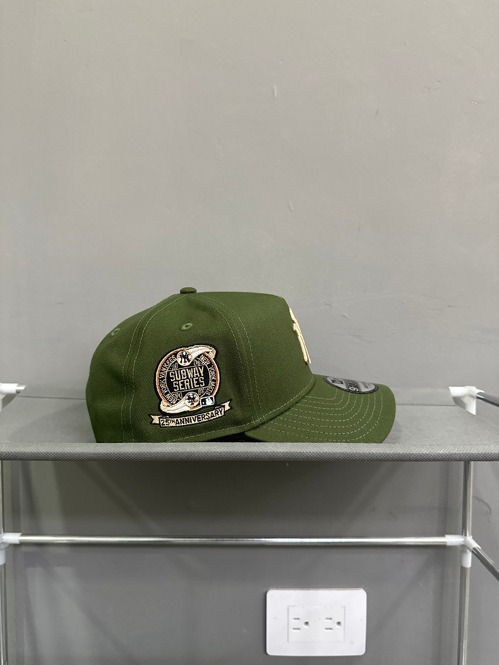 Miniatura: Verde olivo con logo dorado mate, Yankees Subway Series