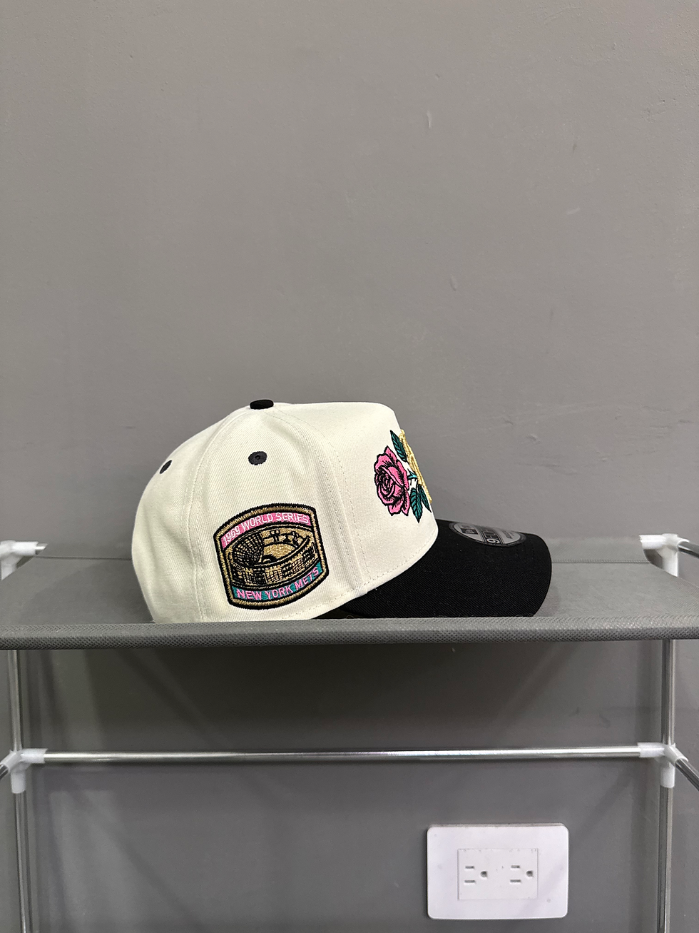 Miniatura: Blanca con negro, logo dorado y detalles de rosa grande, Mets