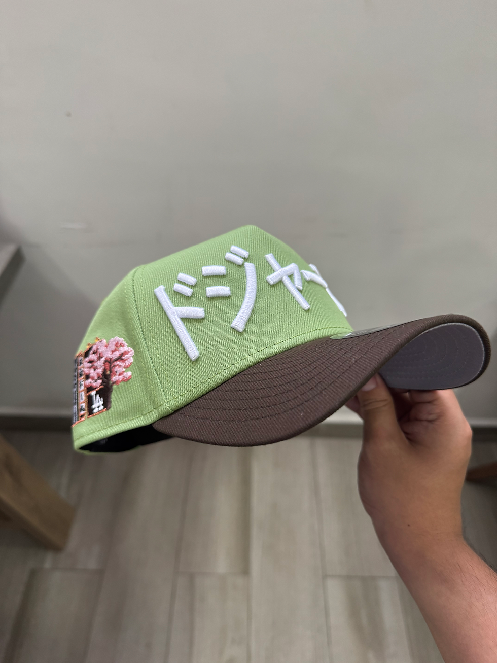 Miniatura: Verde pistache con café y letras japonesas, Dodgers Sakura Patch