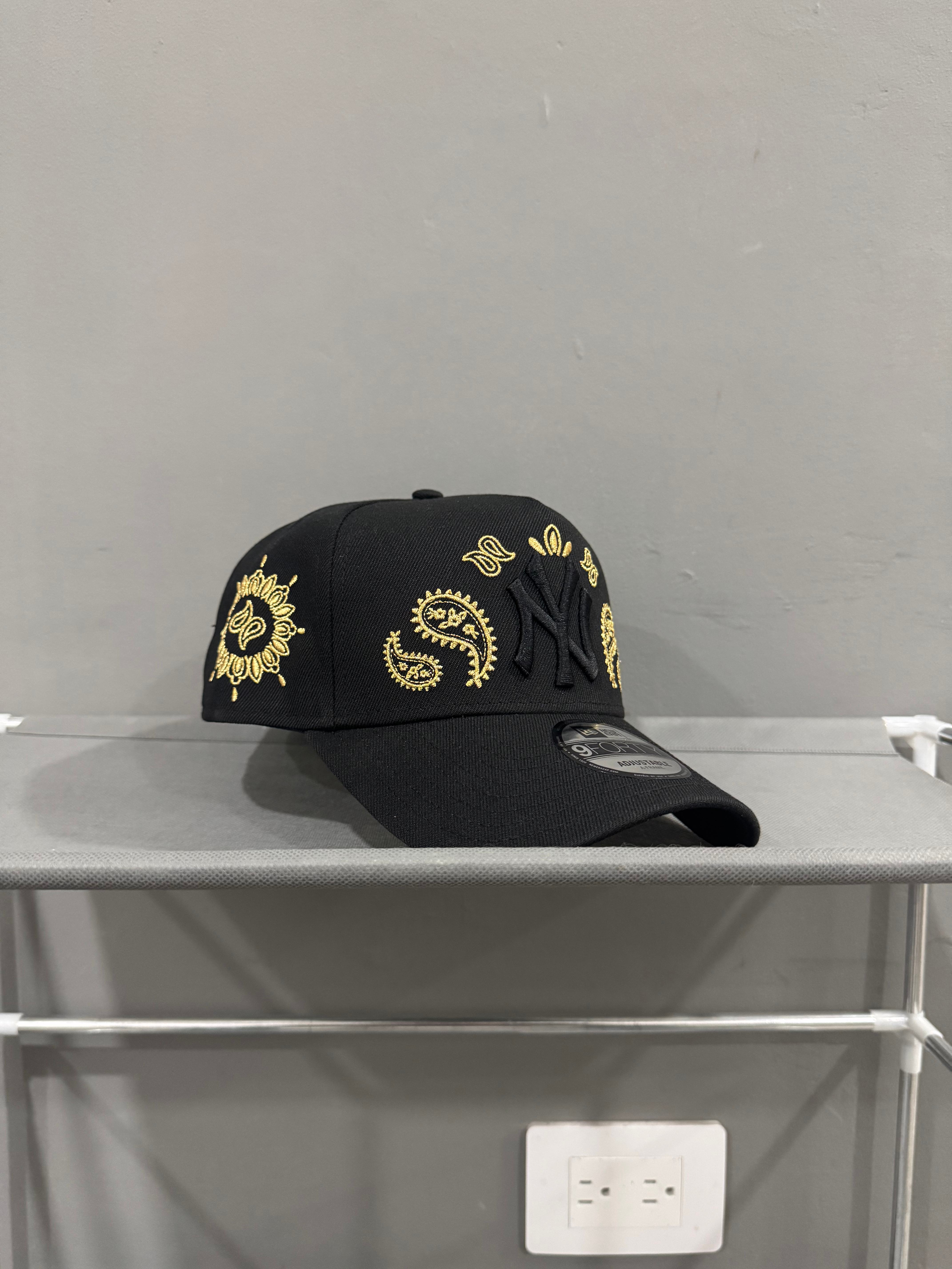 Negra con logo negro y detalles dorados por toda la gorra, Yankees