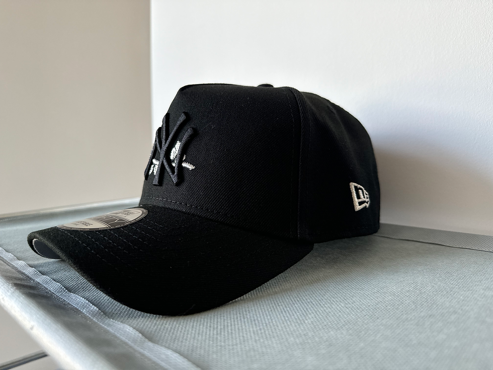 Miniatura: Negra con logo negro y detalle de rosa, Yankees Subway Series Patch