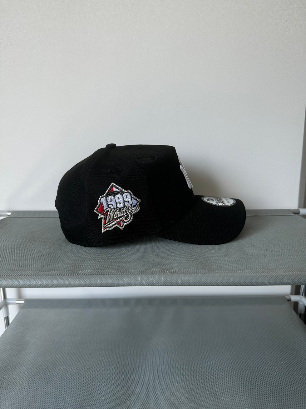 Miniatura: Negra con logo blanco, undervisor rojo, Yankees 1999 WS