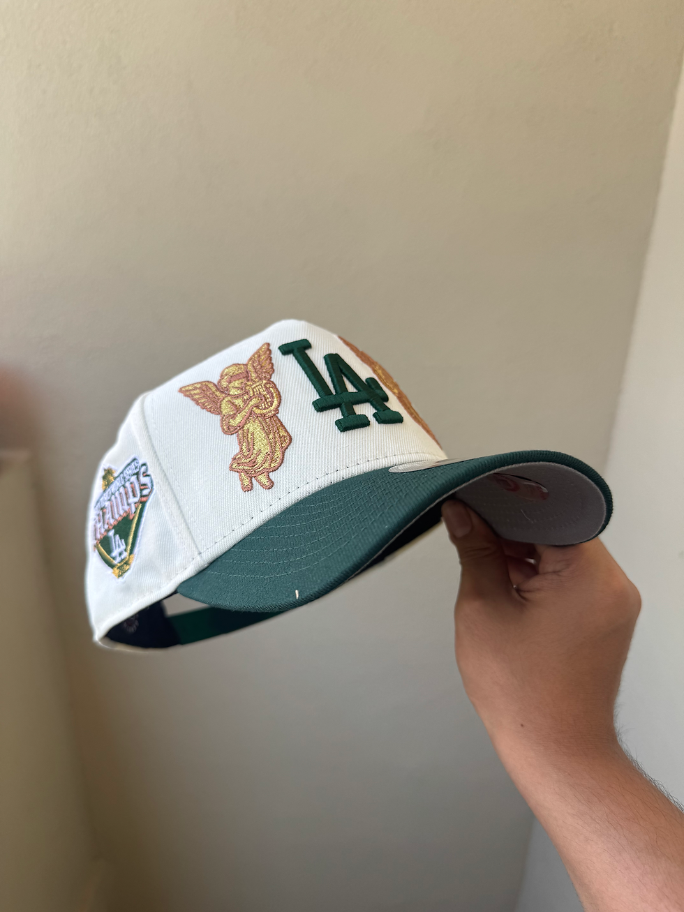 Miniatura: Blanca con verde 9fifty con logo verde y detalles de ángeles, B2B WS Patc