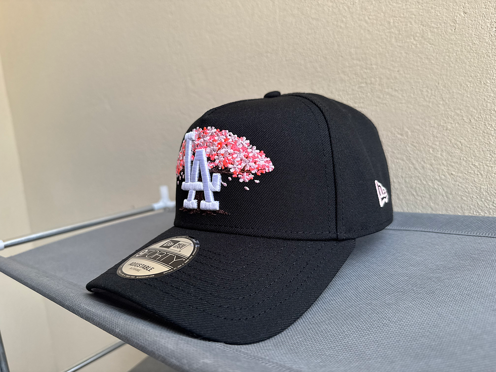 Miniatura: Negra con logo blanco y detalle de sakura en grande, Dodgers parche sakura