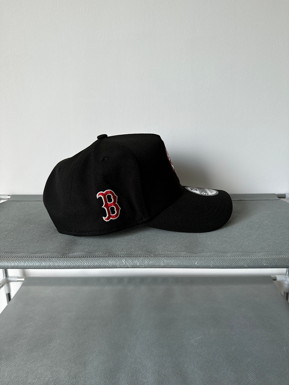 Miniatura: Negra con detalle de calavera, Red Sox parche con logo del equipo