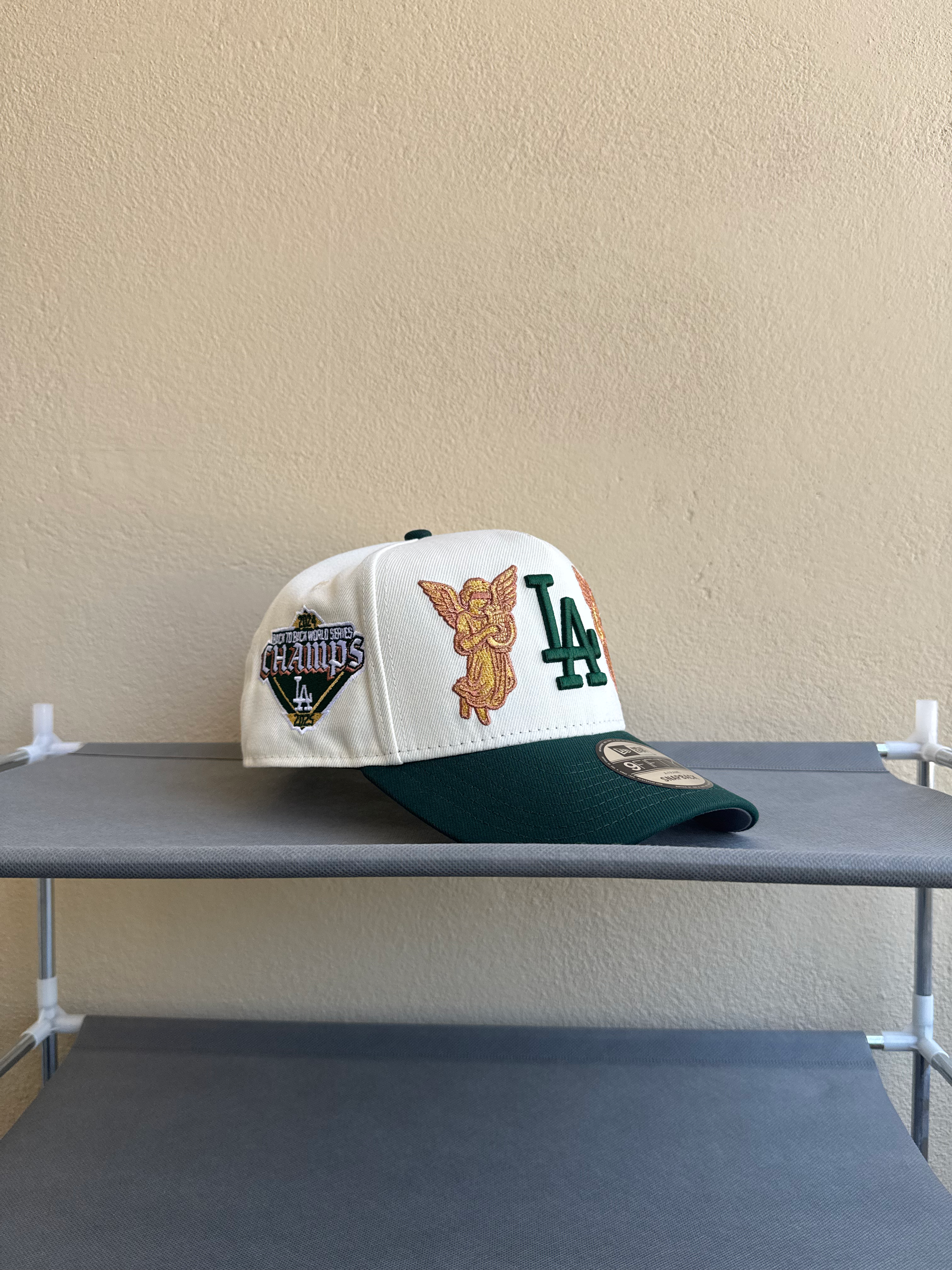 Blanca con verde 9fifty con logo verde y detalles de ángeles, B2B WS Patc