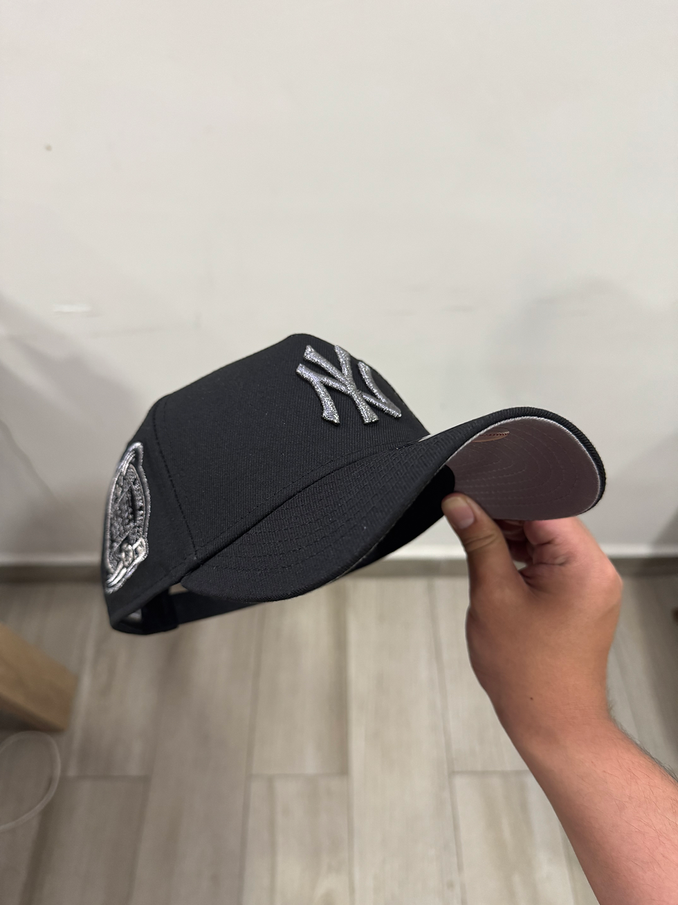 Miniatura: Negra con logo plateado brillante y detalle de estatua, Yankees Subway Series