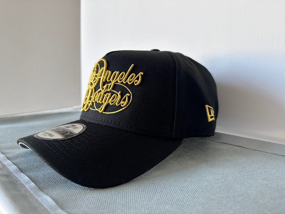 Miniatura: Negras con letras doradas script, Dodgers parche LA