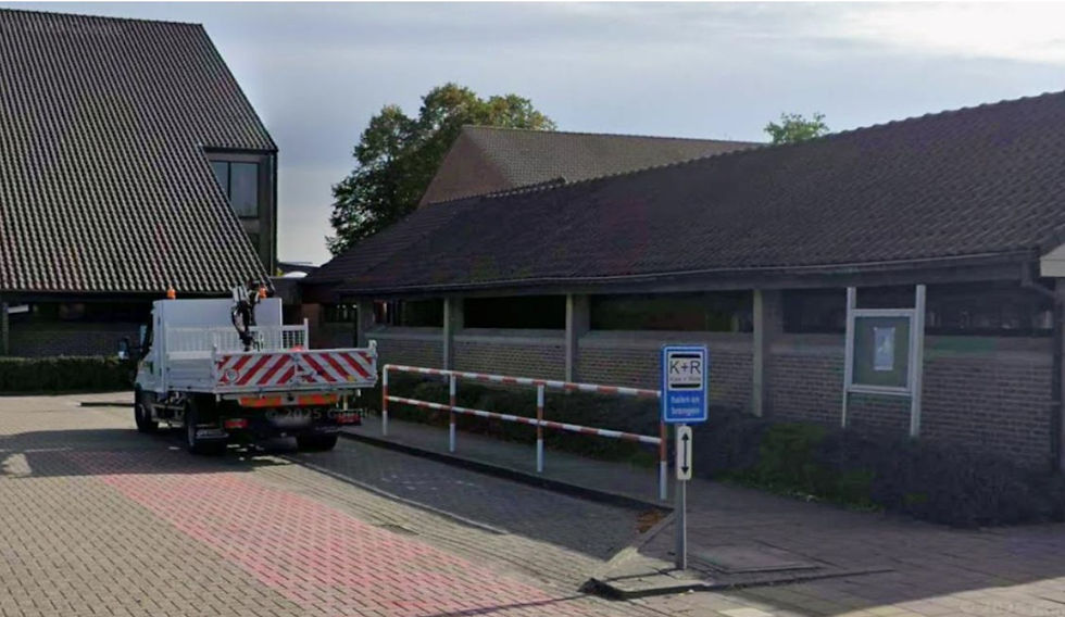 Een wagen van de gemeente Zoersel staat geparkeerd op de Kiss & Ride-zone. @Google Maps