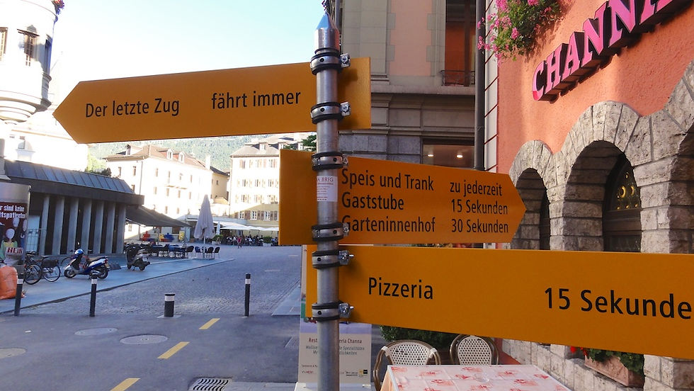 Lustige Wegleitung für Neulinge in Brig mit Aufschriften wie "Der letzte Zug fährt immer"