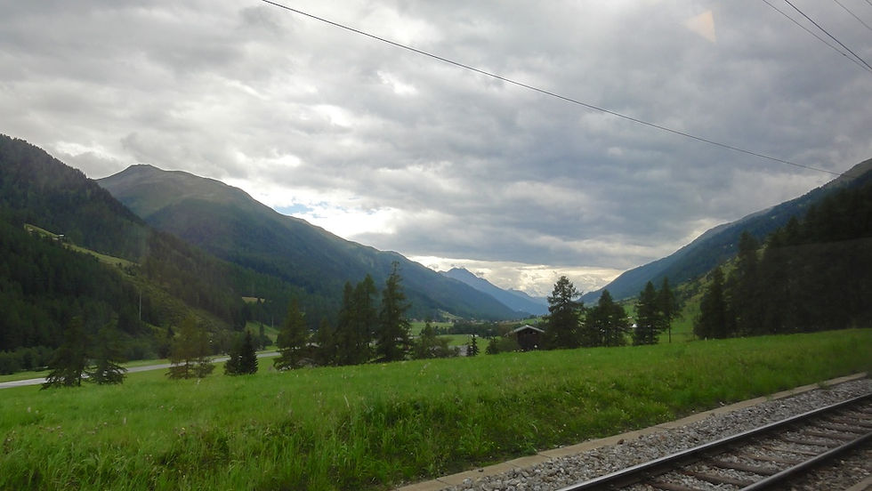 Die Aussicht ins Tal ist kitschig grün und sieht aus, wie in einem Film.