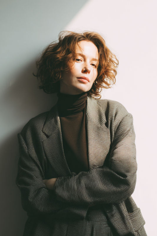 trpstudio_woman_mid_30_wearing_oversize_suit_minimalist_backg_add10ae5-f81b-4f23-9ba4-55db