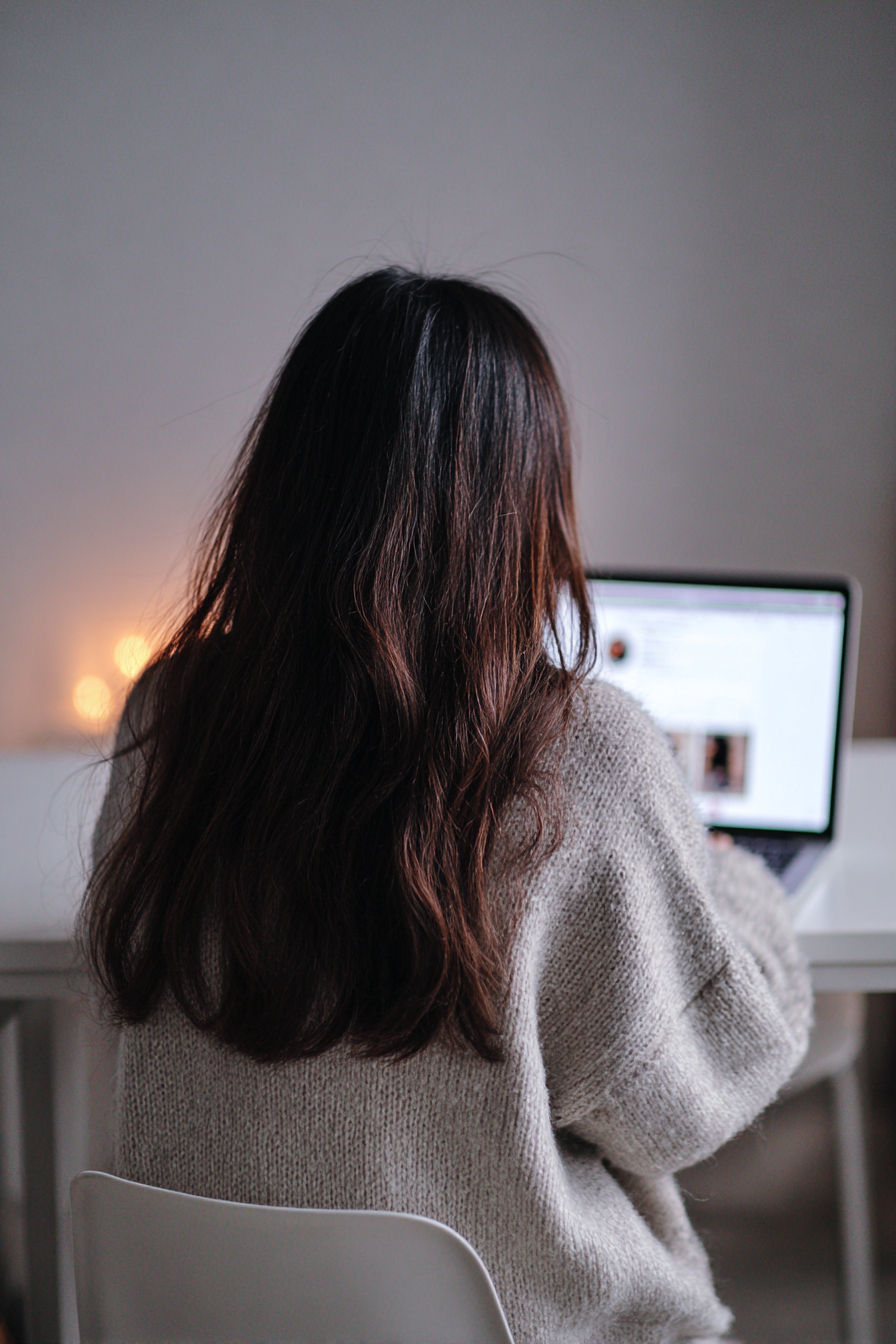 trpstudio_a_woman_with_chocolate_brown_long_hair_wearing_a_li_f93a1abf-456f-48b0-a61d-bd8a