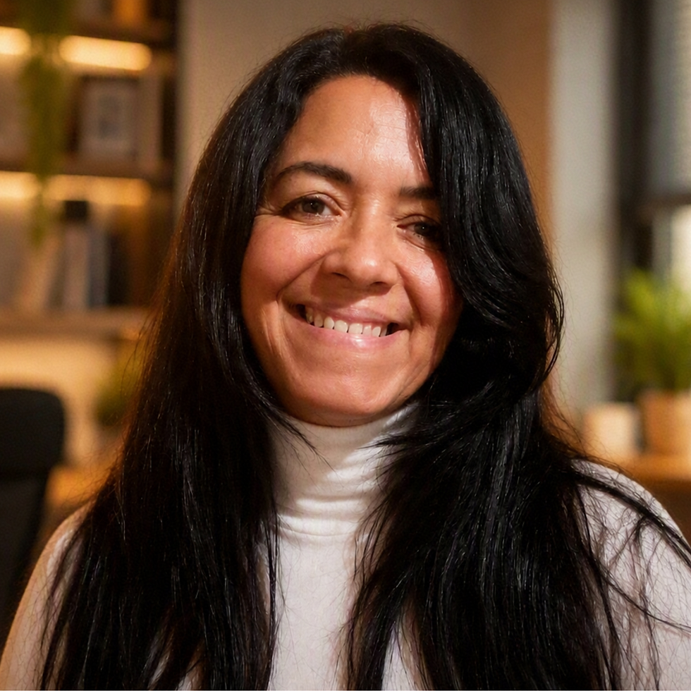 Mulher sorrindo, de cabeloz longos pretos e lisos , com semblante de vencedora