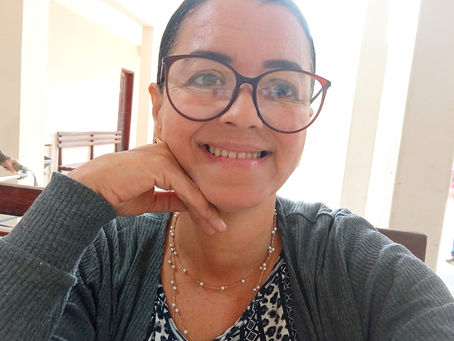 Mulher de óculos cabelos presos sorrindo mão