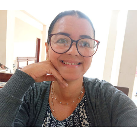 Mulher de óculos cabelos presos sorrindo mão