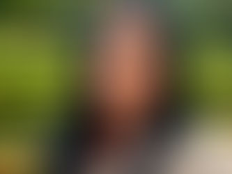 mulher sorrindo cabelos longos preto numa praça ao ar livre