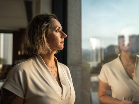 Mulher adulta refletindo sobre diagnóstico tardio de autismo
