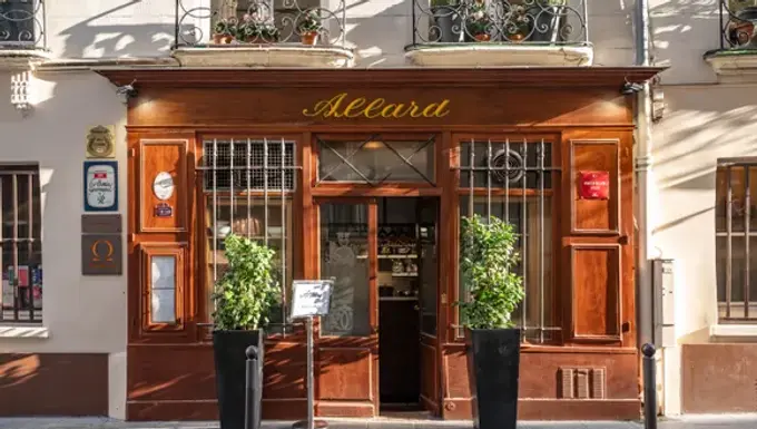 41 Rue Saint-André des Arts – Un bistrot de cuisinières historique repris par la maison Ducasse, conservant l'âme intacte et les recettes bourgeoises d'autrefois.