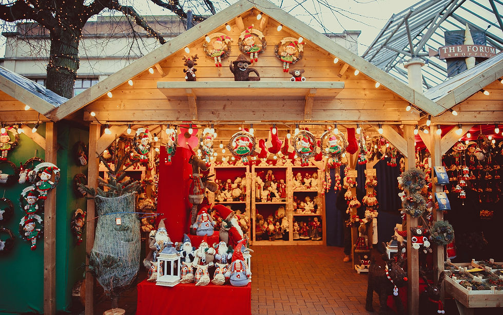 Décorations de Noël artisanales en vente sur un marché de Noël Paris