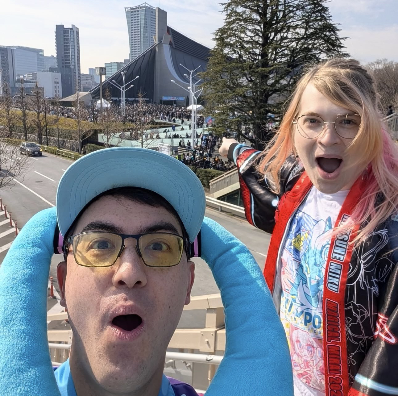 CaptainBryan junto a otra streamer frente a un edificio en una ciudad